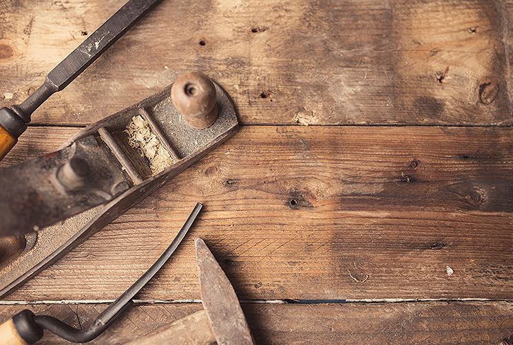 Hobel auf Holz in der Werkstatt