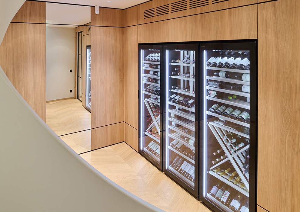 Fertiger Innenausbau mit Weinschrank